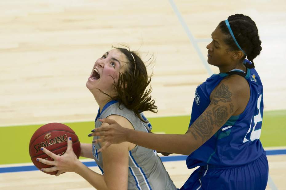 Women's Basketball Rolls to Win
